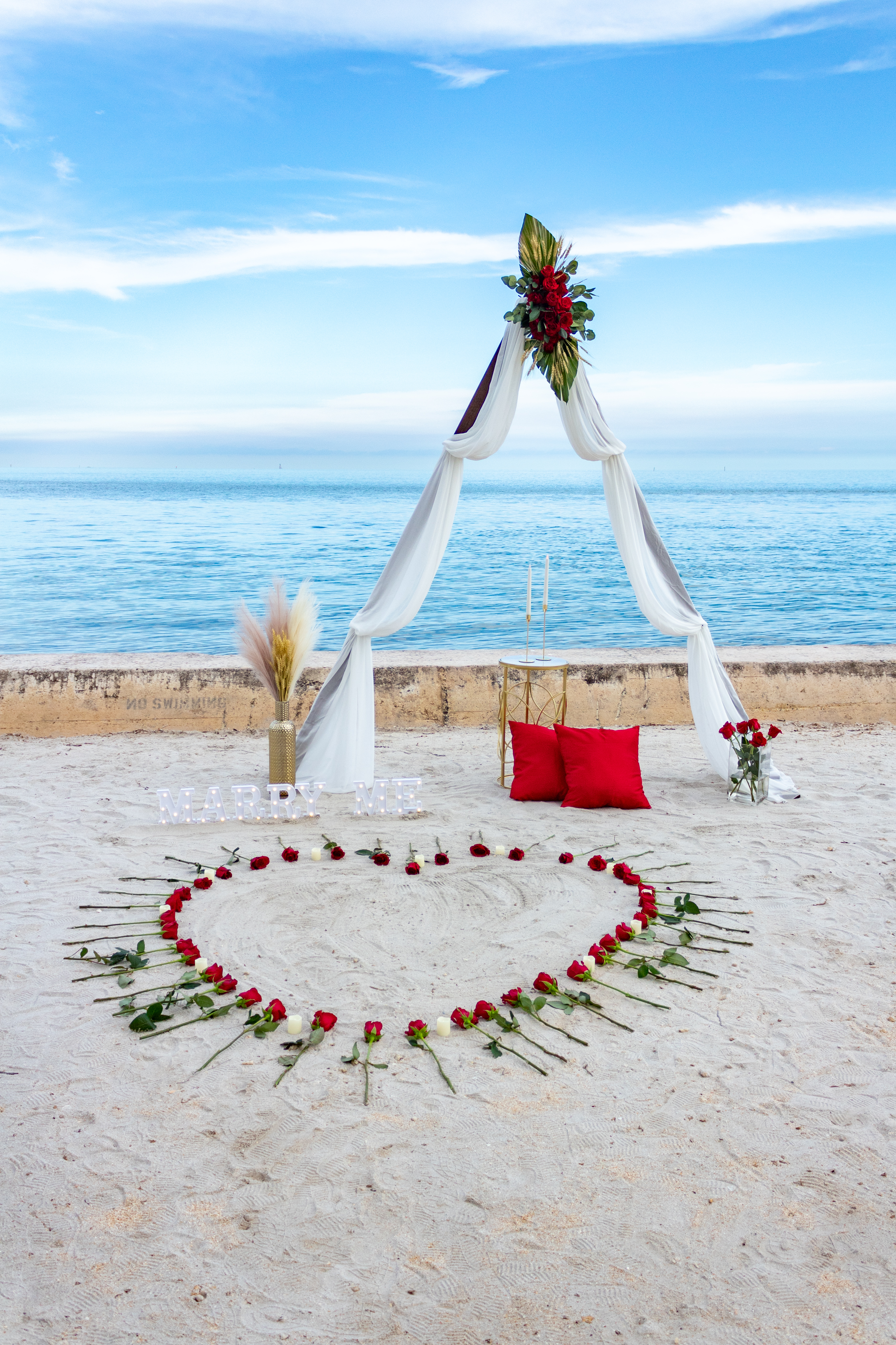 Montaje romántico con corazón de rosas frente al mar
