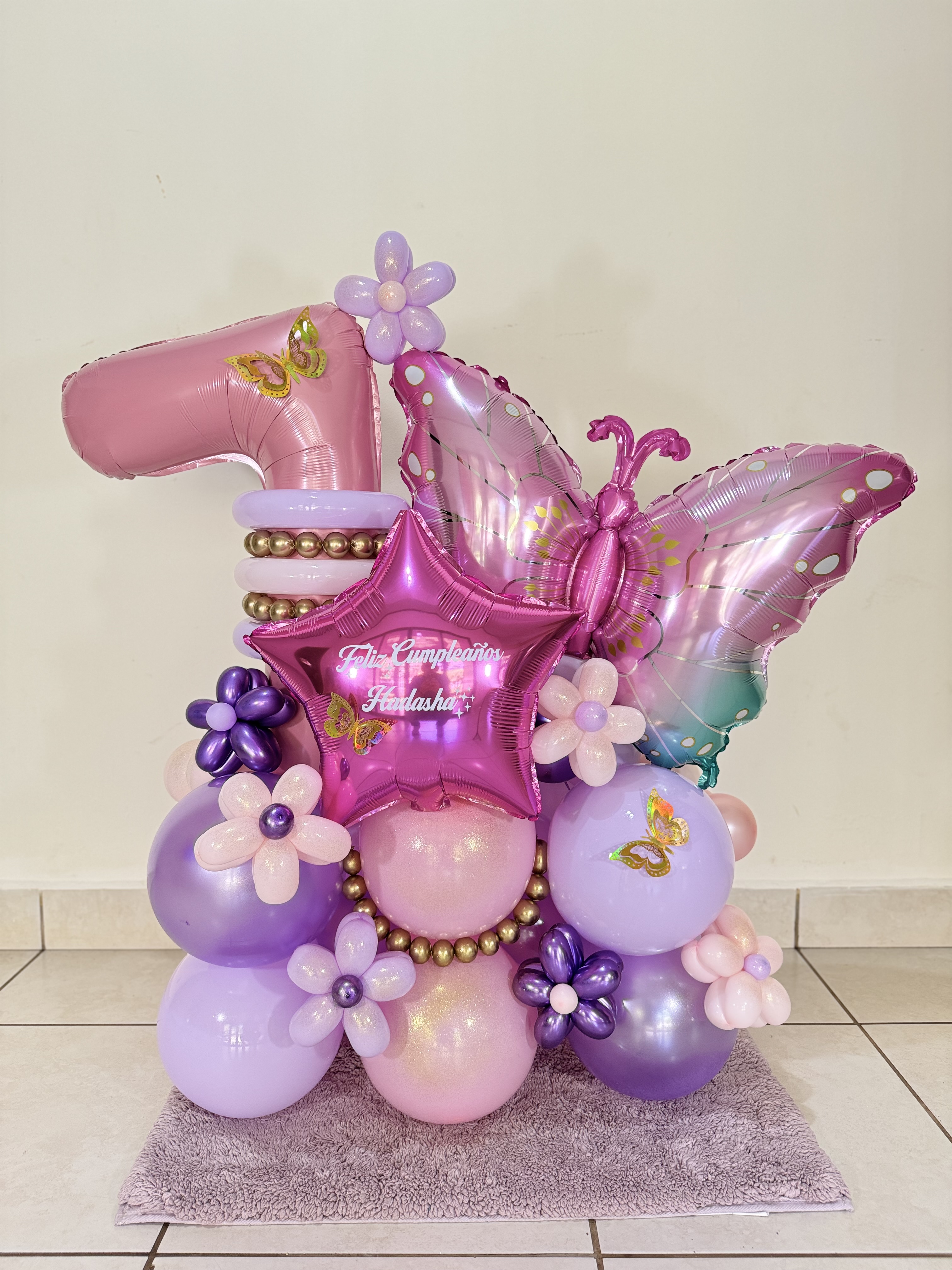 Arreglo de globos con mariposas en tonos pastel
