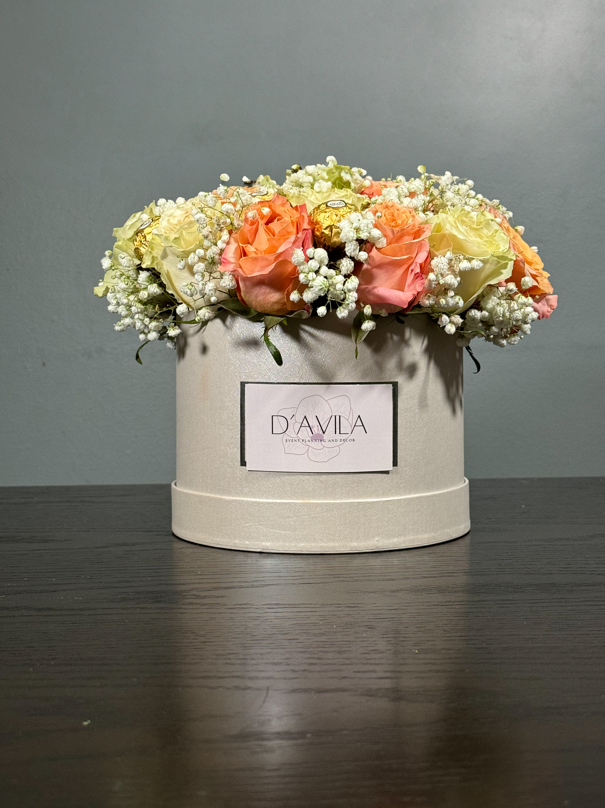 Sombrerera crema con rosas durazno e ivory