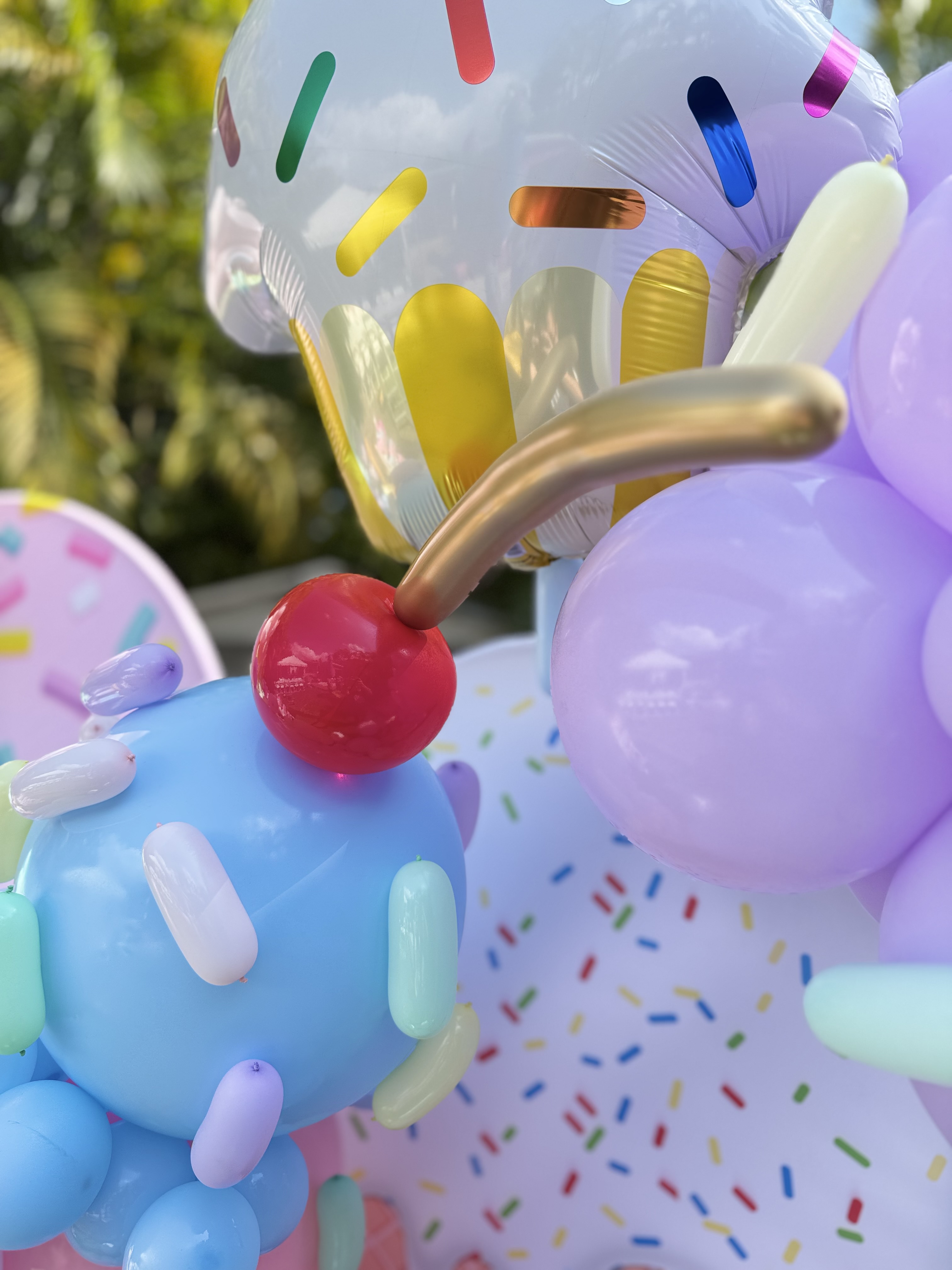 Globos pastel temática helados en primer plano