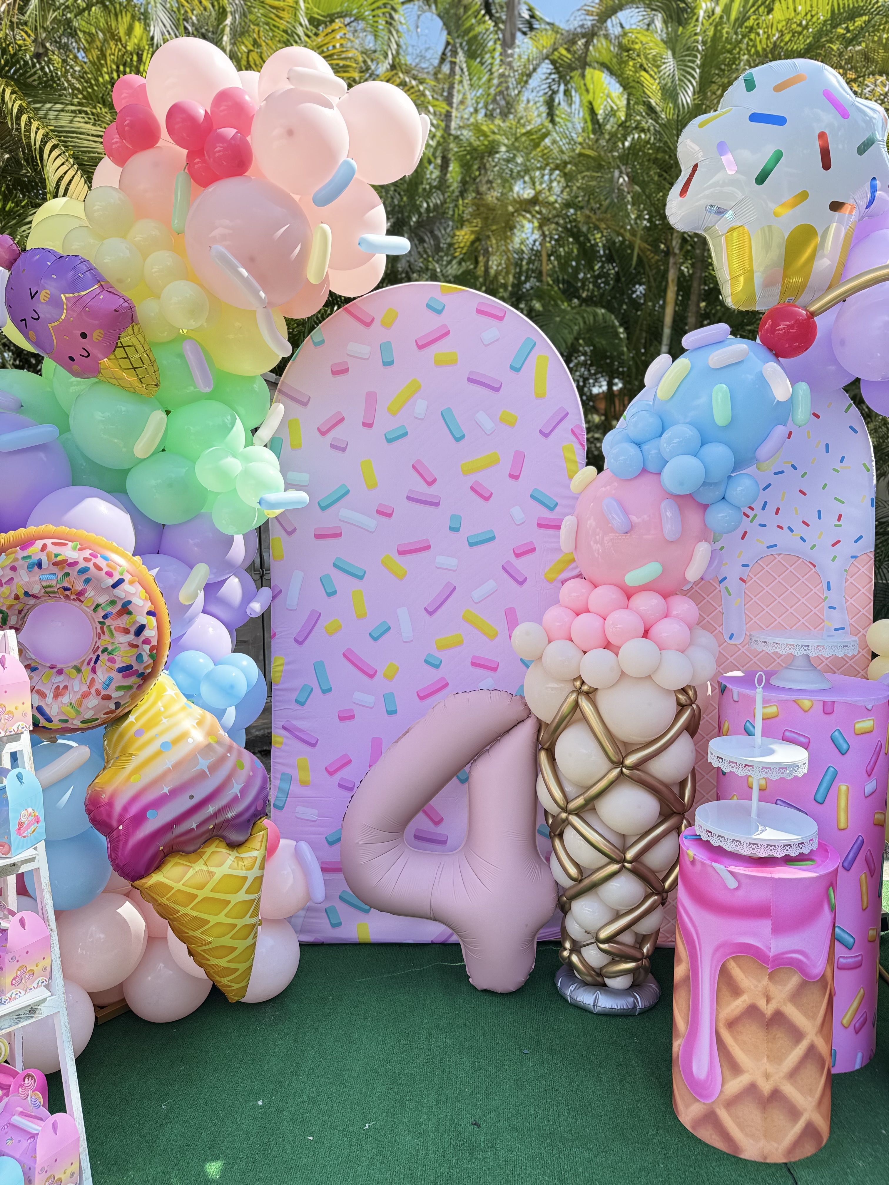 Escenografía completa con globos y backdrop de helados