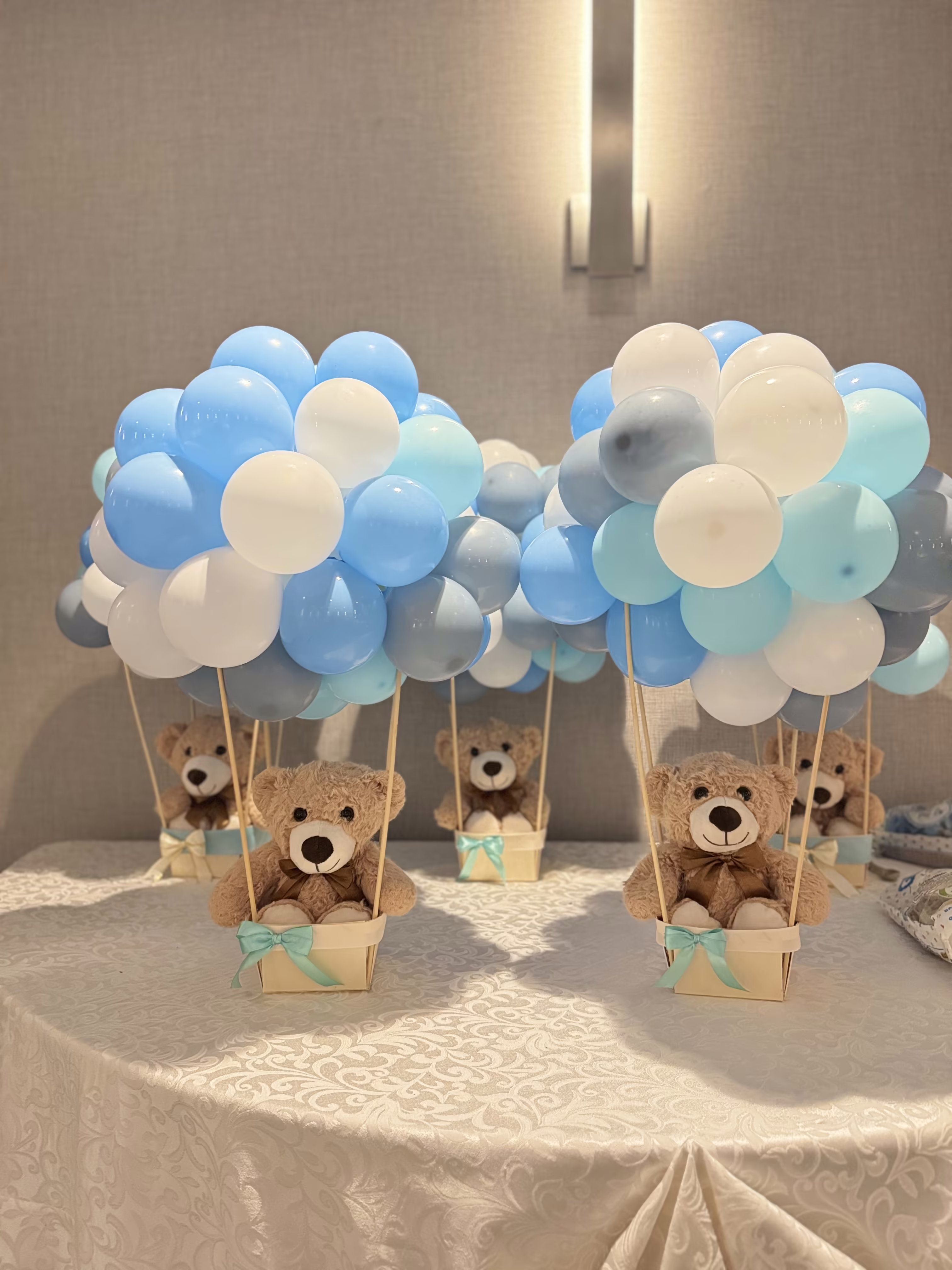 Decoración de baby shower con nubes y ositos en globos pastel suaves