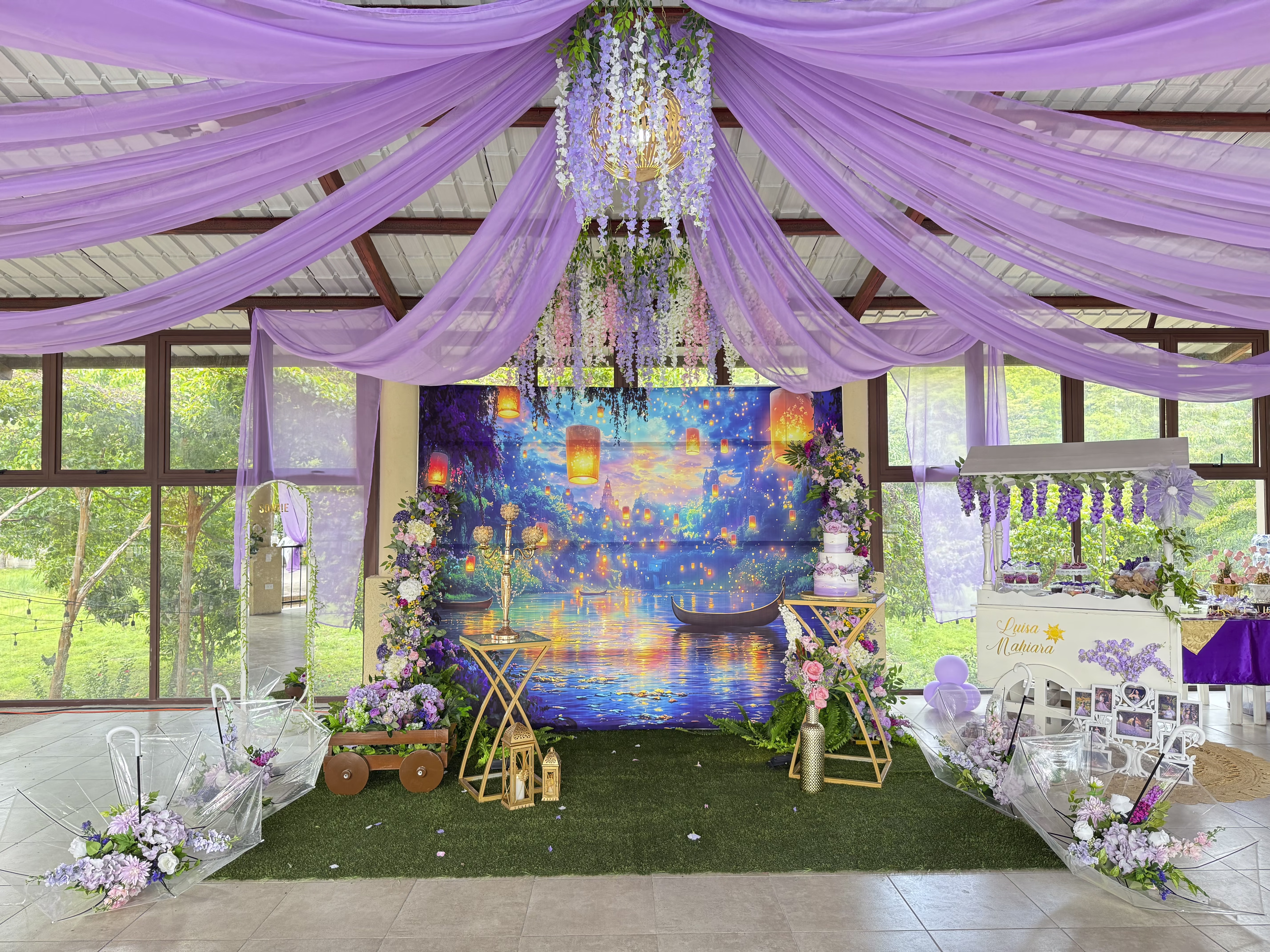Salón de quinceañera decorado con techo de tela morada y araña de cristal en Managua, Nicaragua