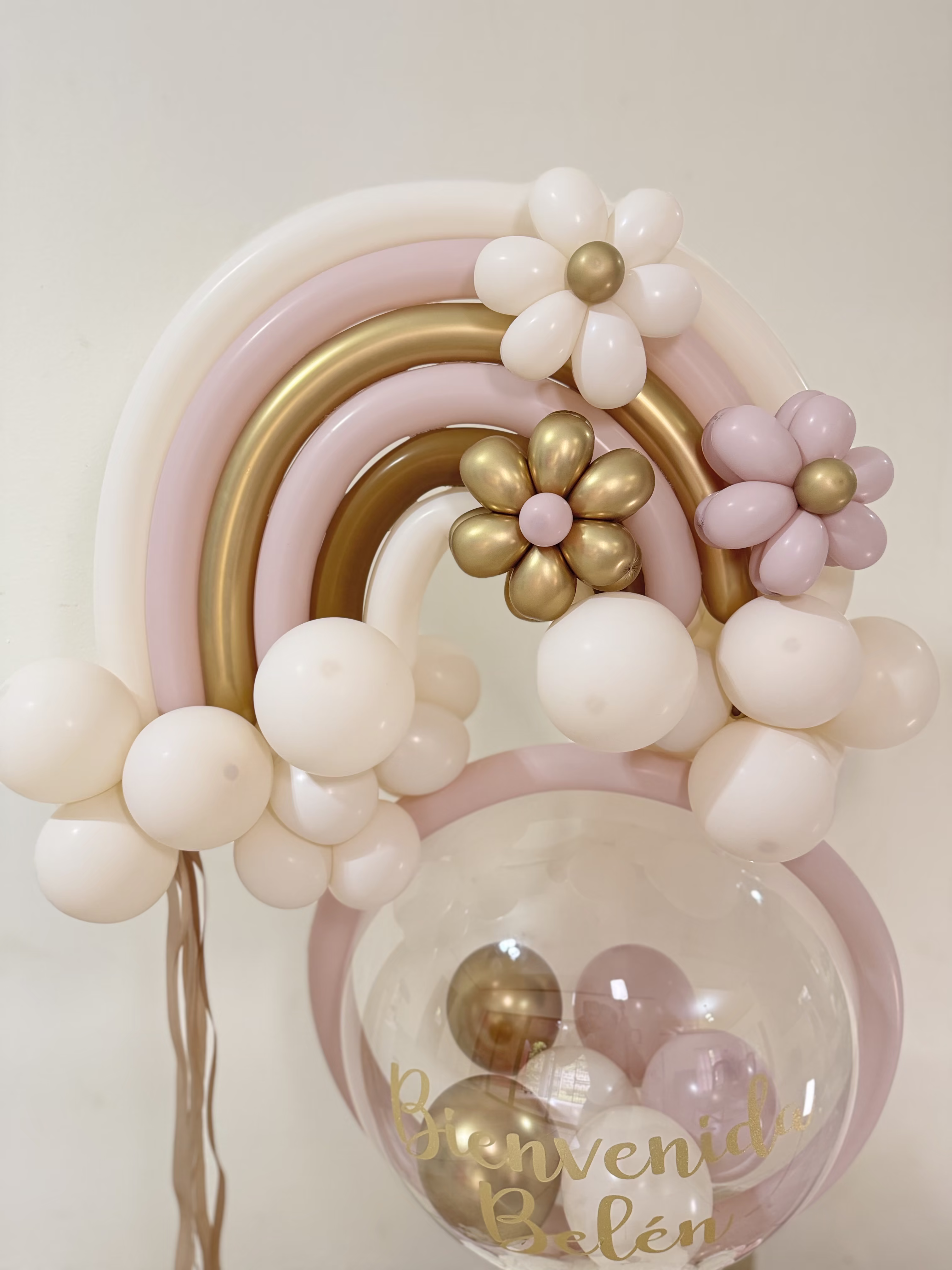 Columna de globos boho con perlas y arco degradado para quinceañera en Managua